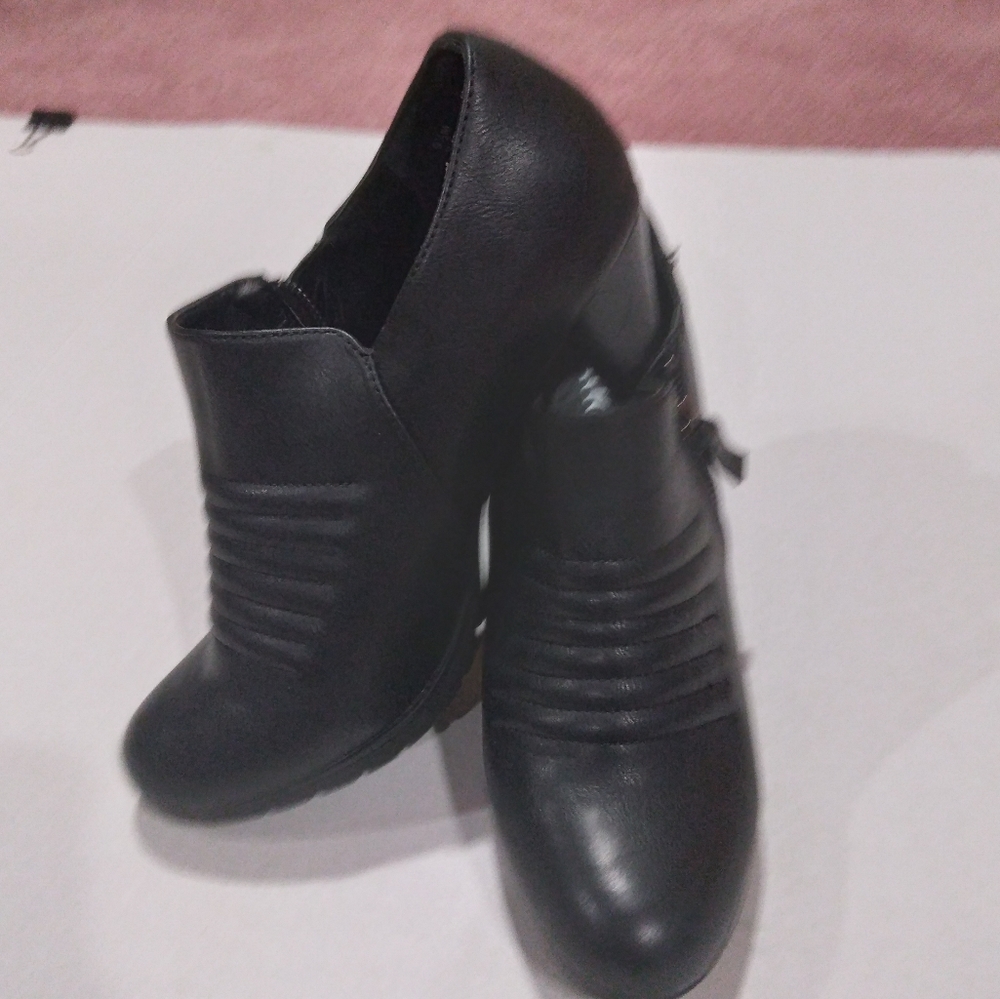 Rialto  black short Ankle Booties with heel size 9.5